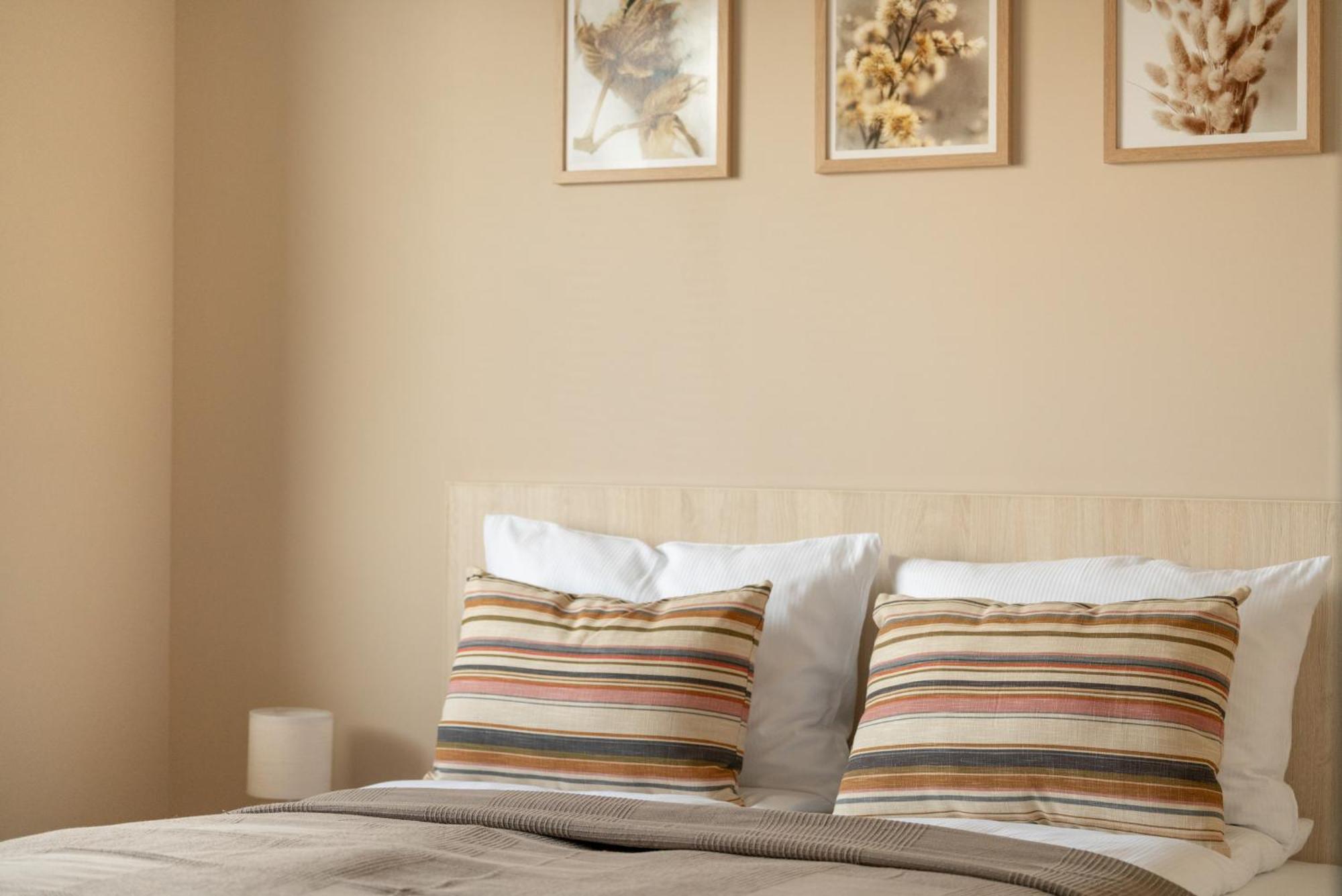 Cosy And Bright With Parking In By Renters *
