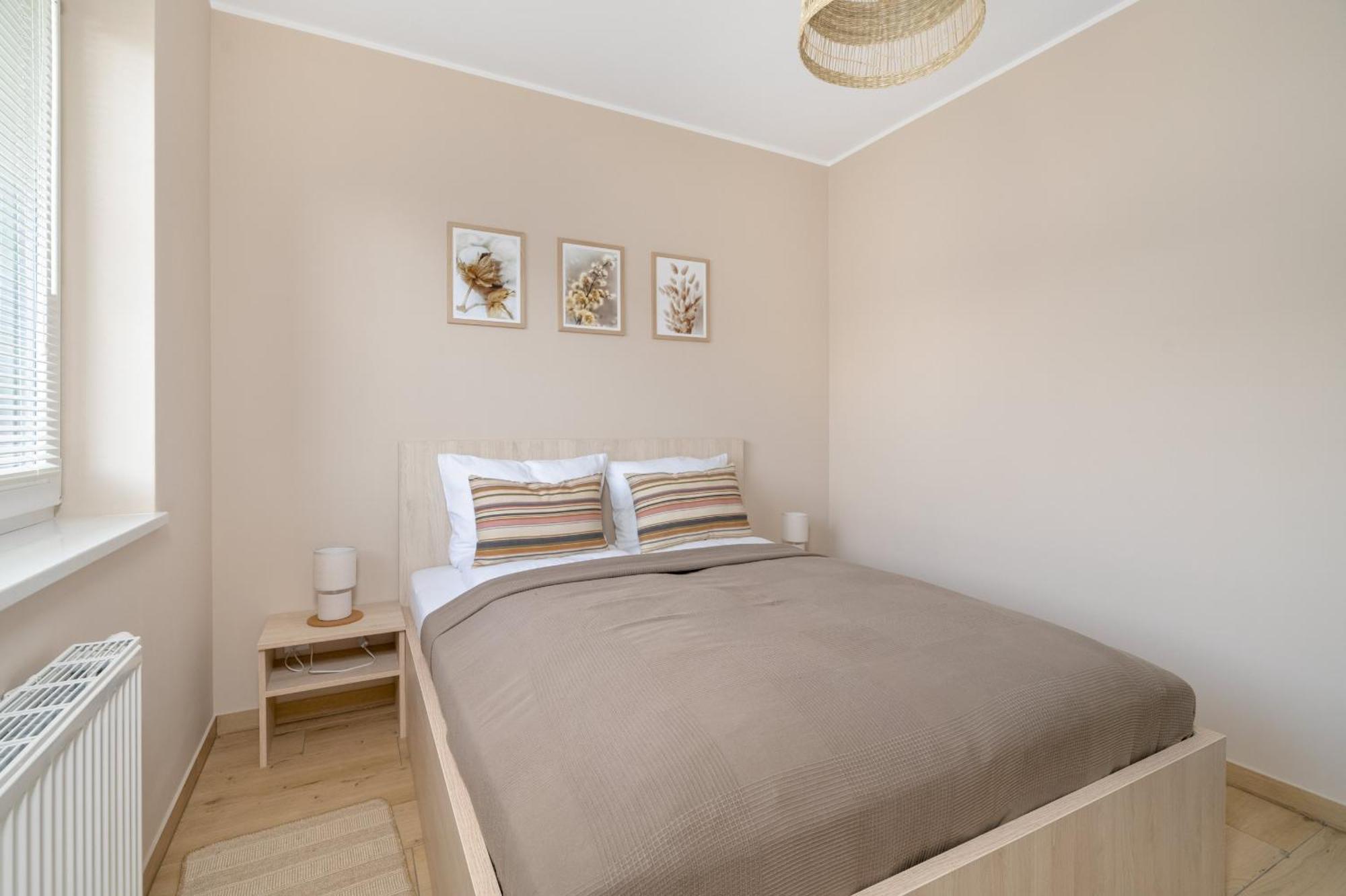 Cosy And Bright With Parking In By Renters Poznan