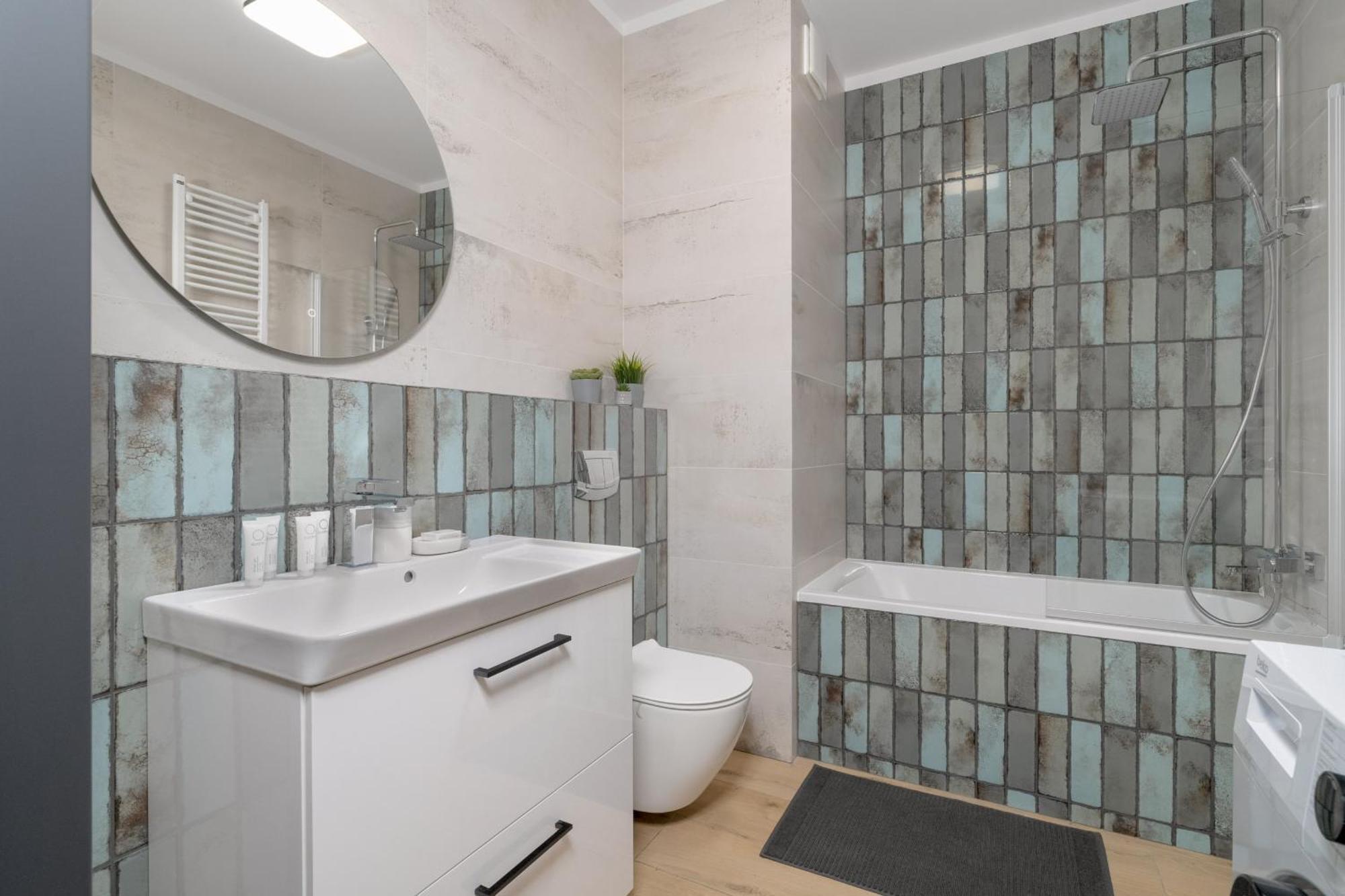 Cosy And Bright With Parking In By Renters Apartment *