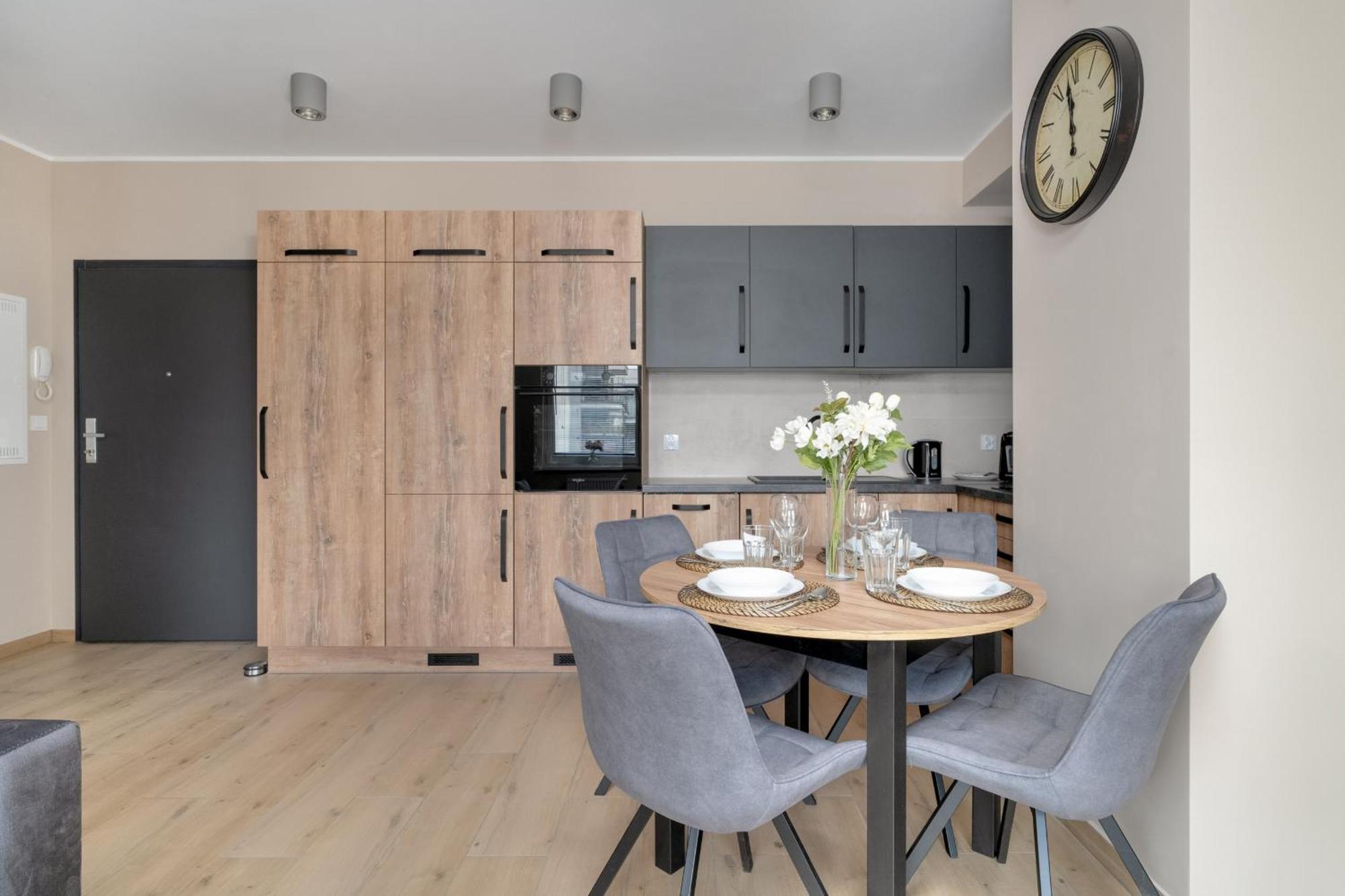 Cosy And Bright With Parking In By Renters